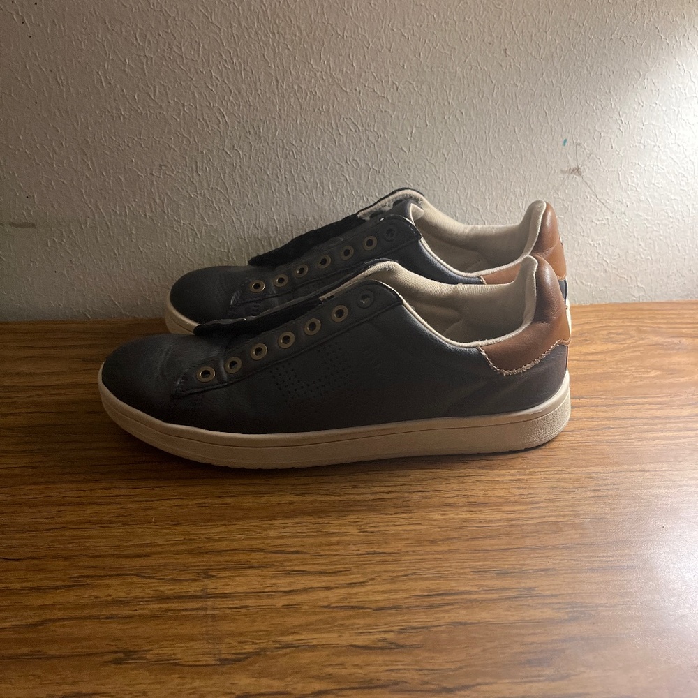 Tommy Hilfiger shoes (good condition)